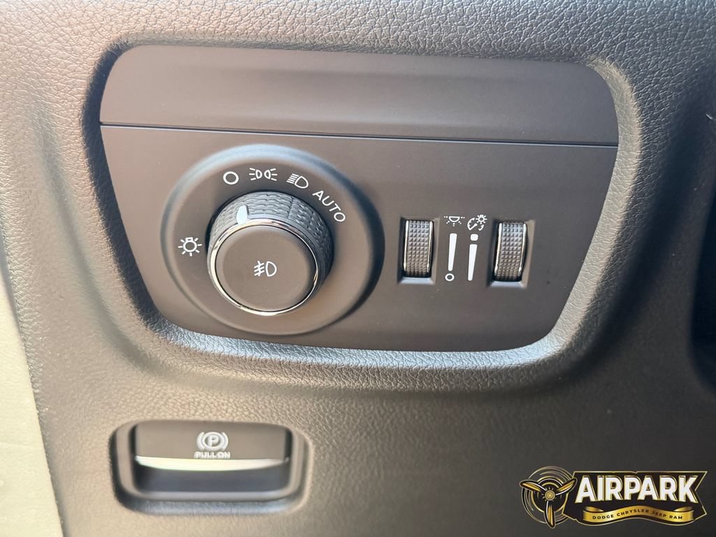 New 2026 Jeep Grand Cherokee Limited w/ Luxury Tech Group II AWD/4WD image 18