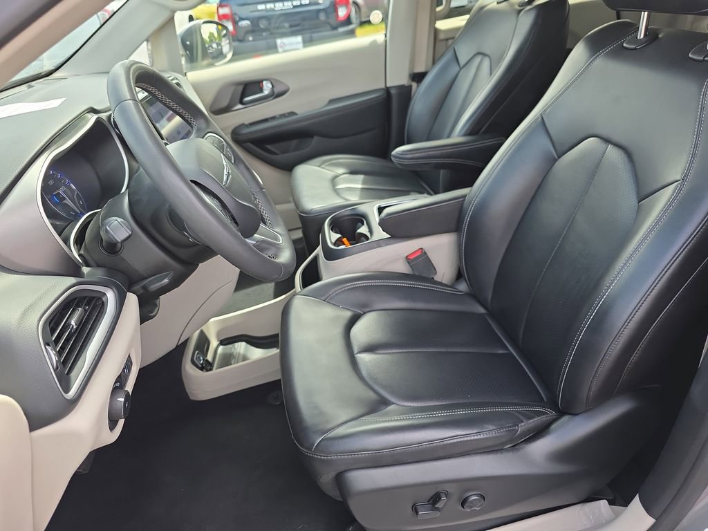 Used 2023 Chrysler Pacifica Touring-L image 12