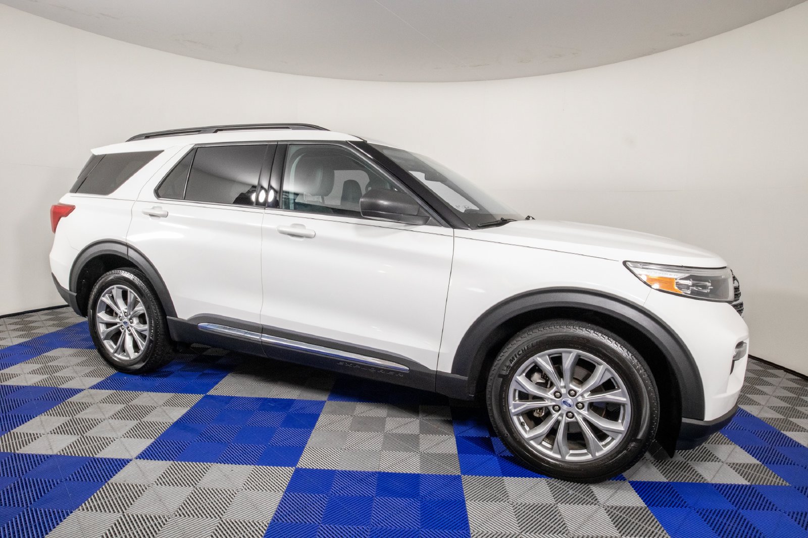 Used 2023 Ford Explorer XLT w/ Equipment Group 202A AWD/4WD image 1