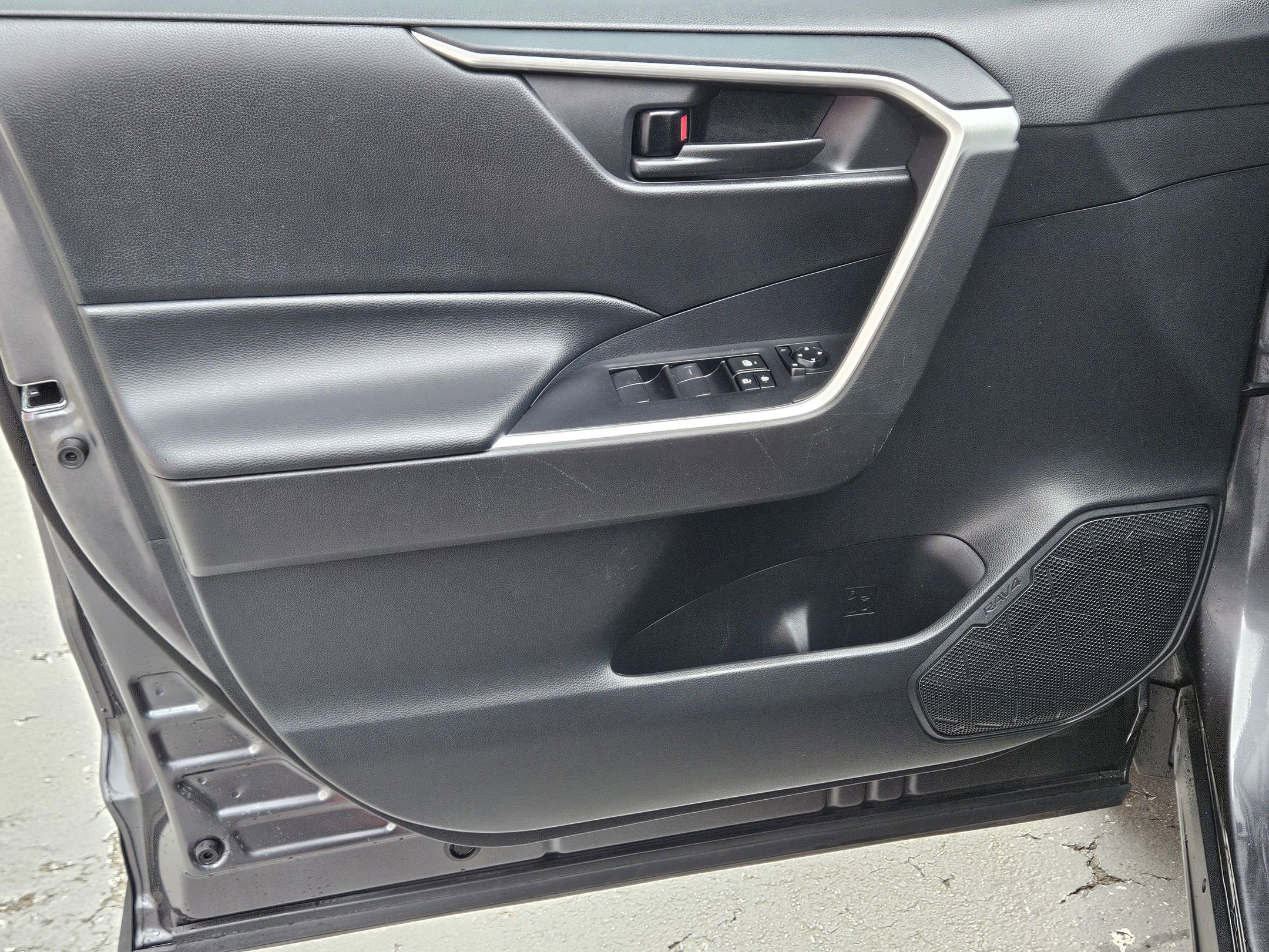 Used 2021 Toyota RAV4 LE image 17