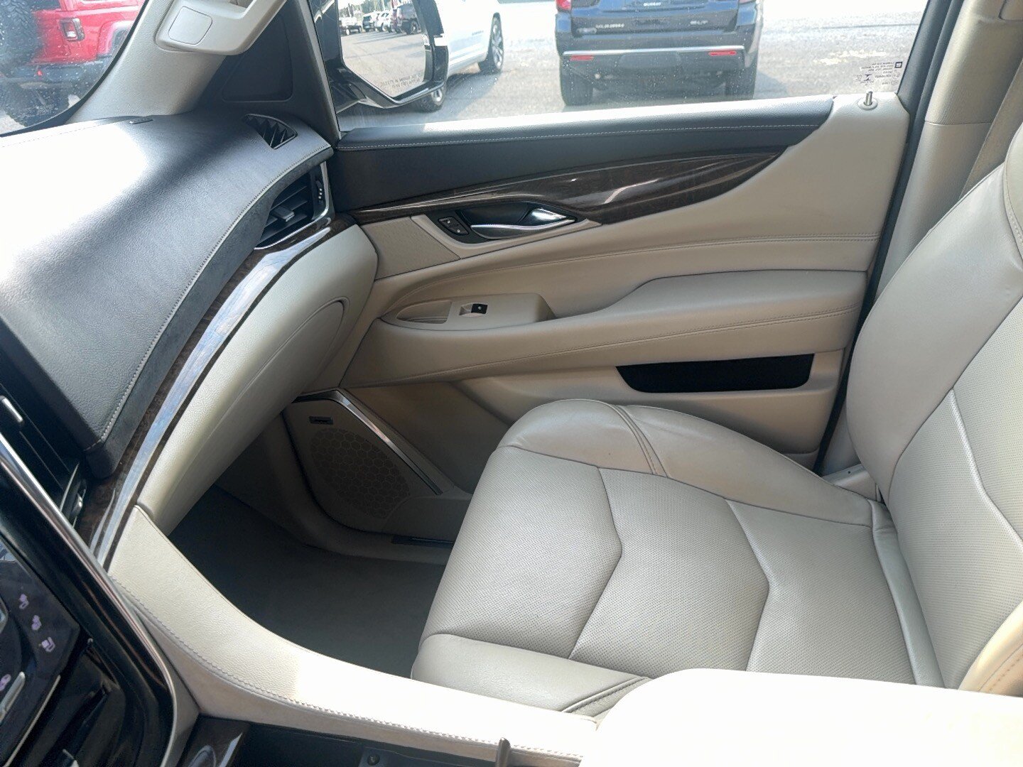 Used 2018 Cadillac Escalade ESV Luxury AWD/4WD image 38