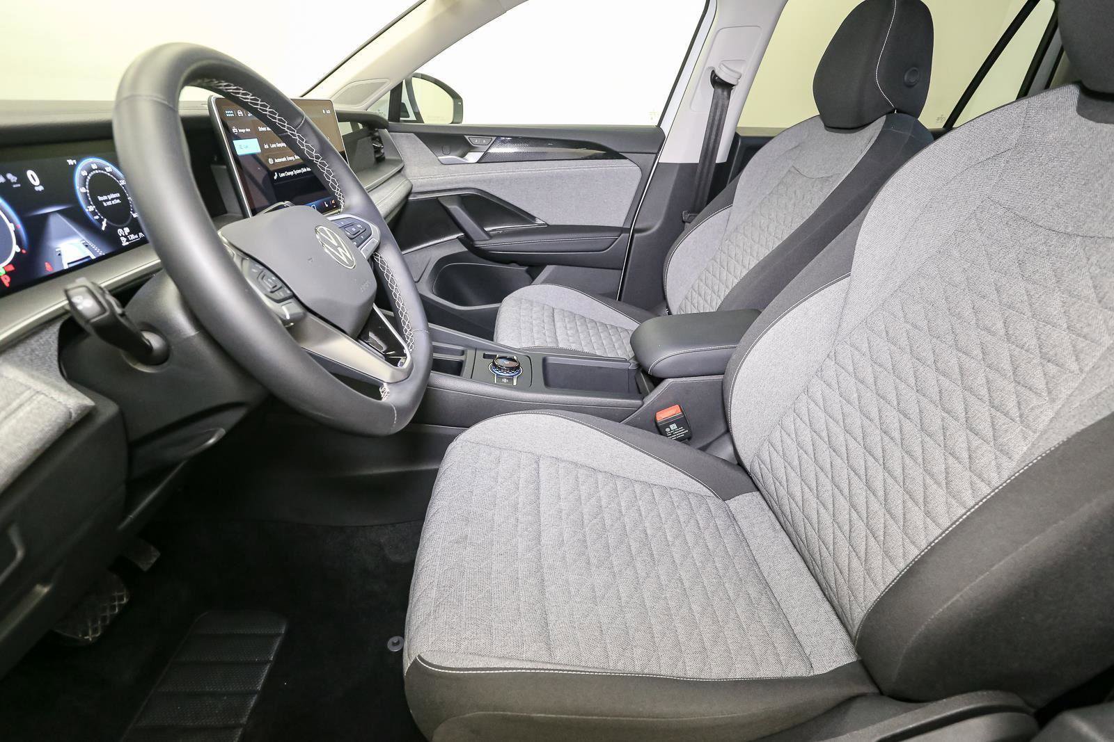 Used 2025 Volkswagen Tiguan S image 40