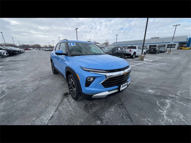 Used 2024 Chevrolet TrailBlazer LT w/ LT Cold Weather Package image 2