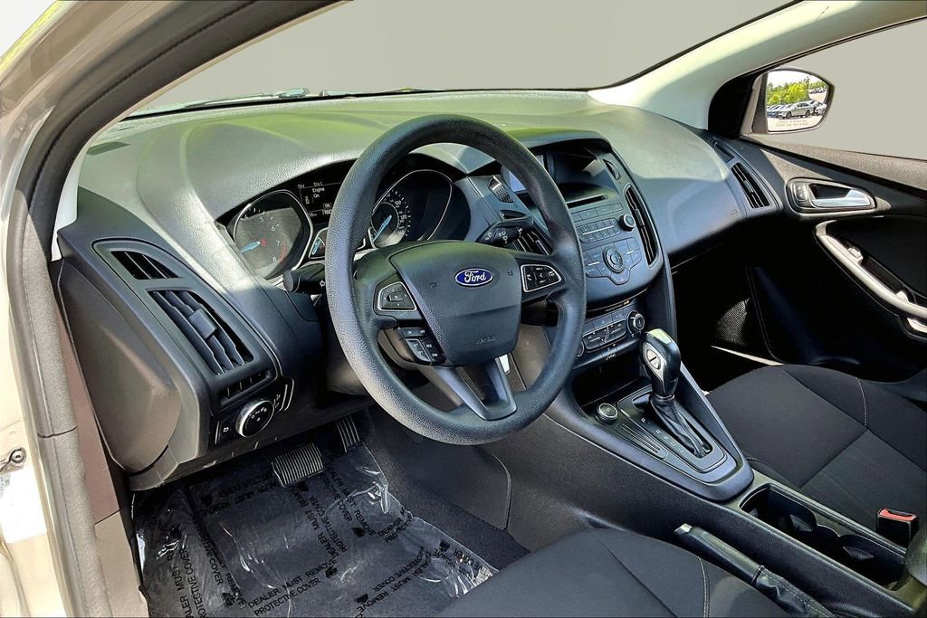 Used 2016 Ford Focus SE w/ SE Power Seat Package image 12