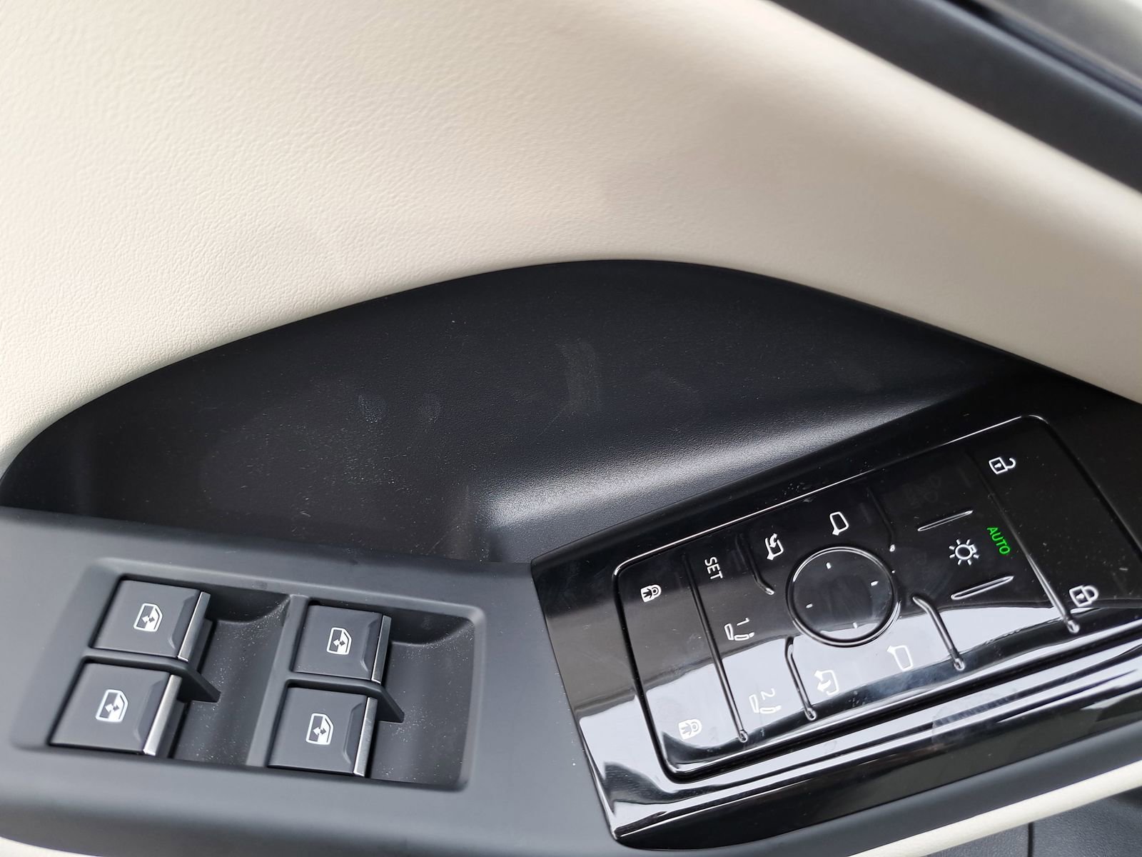 New 2025 Audi Q6 e-tron Premium image 27