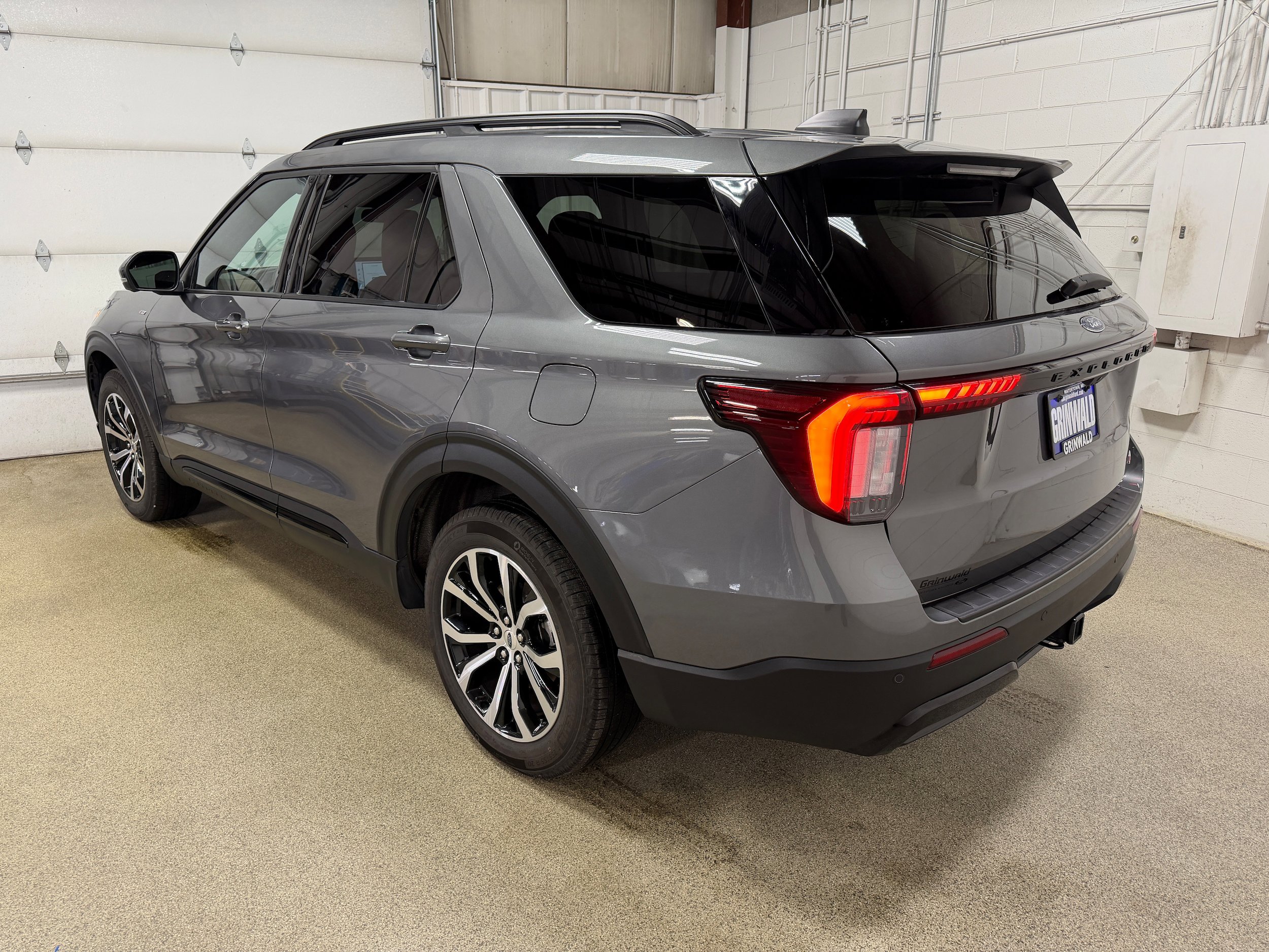 Certified 2025 Ford Explorer ST-Line AWD/4WD image 8