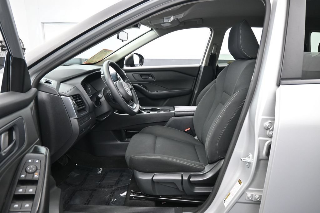 Used 2024 Nissan Rogue S FWD image 11