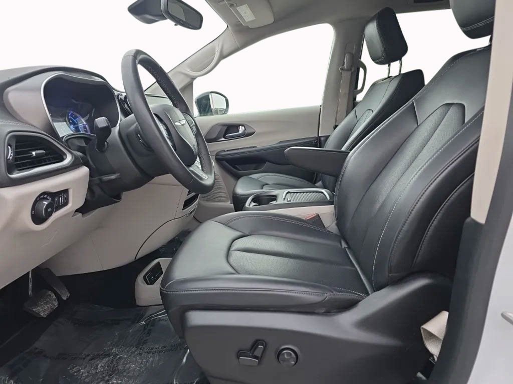Used 2024 Chrysler Pacifica Select FWD image 13