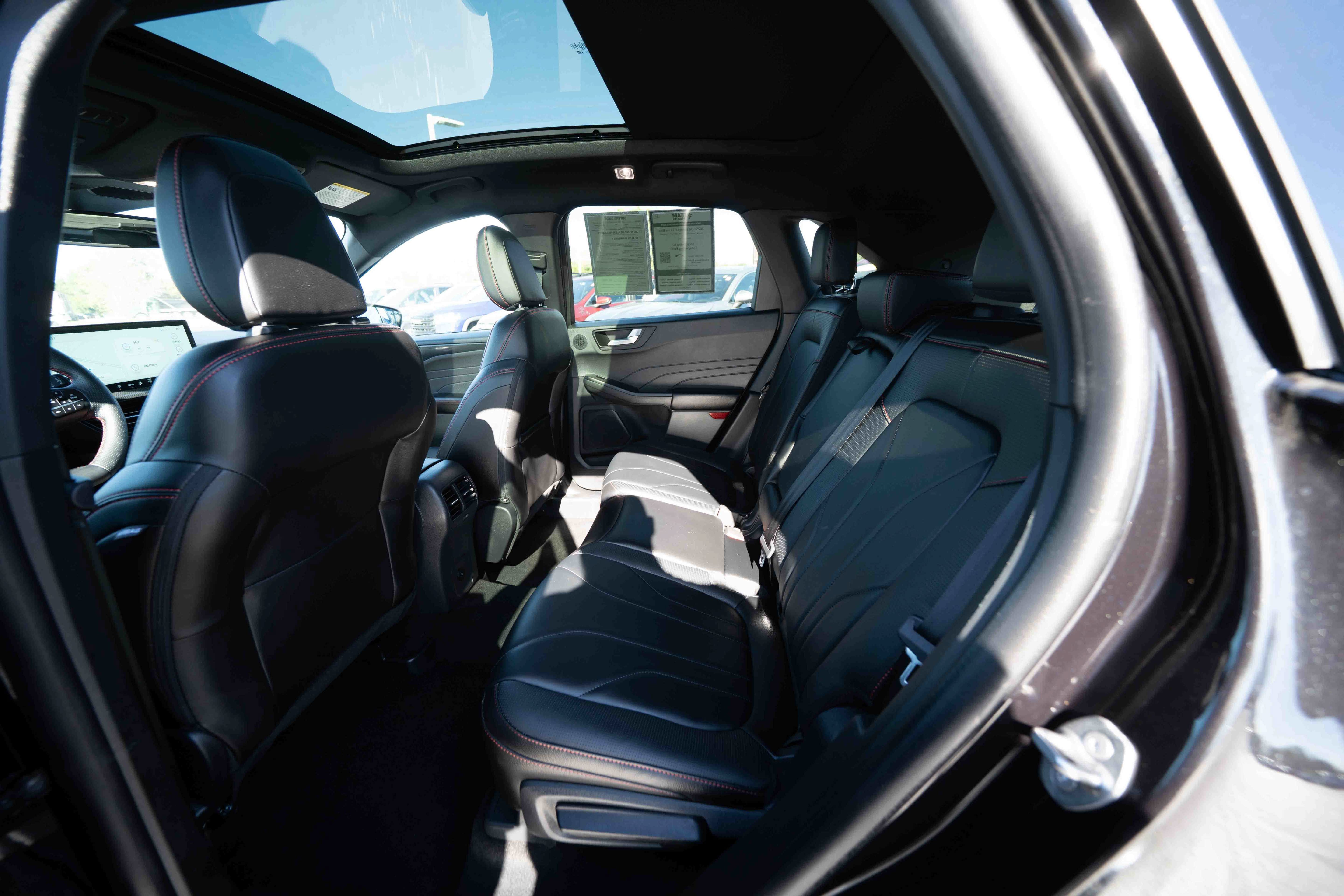 Used 2025 Ford Escape ST-Line Elite w/ Premium Technology Package AWD/4WD image 23