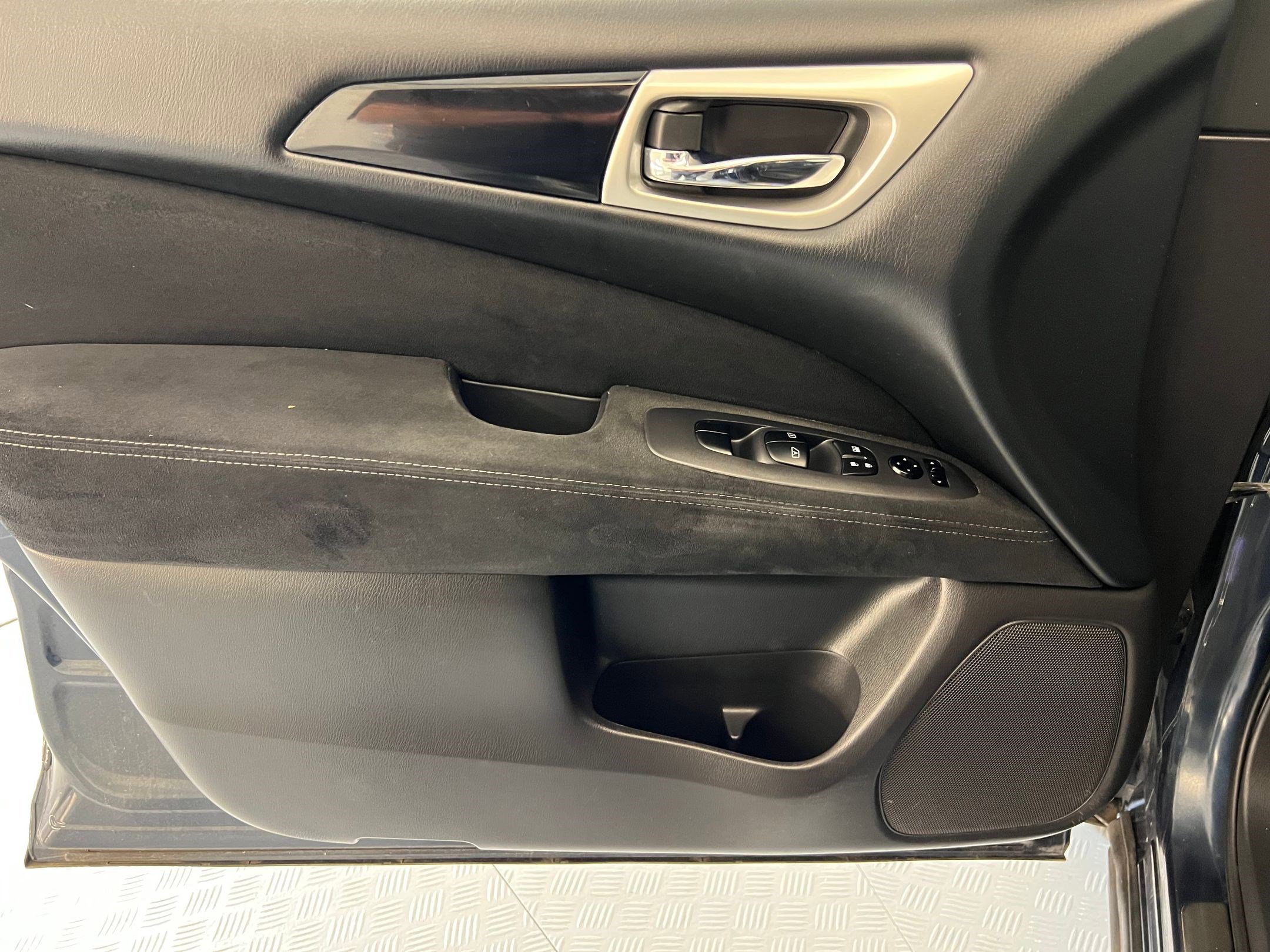 Used 2013 Nissan Pathfinder SV image 11