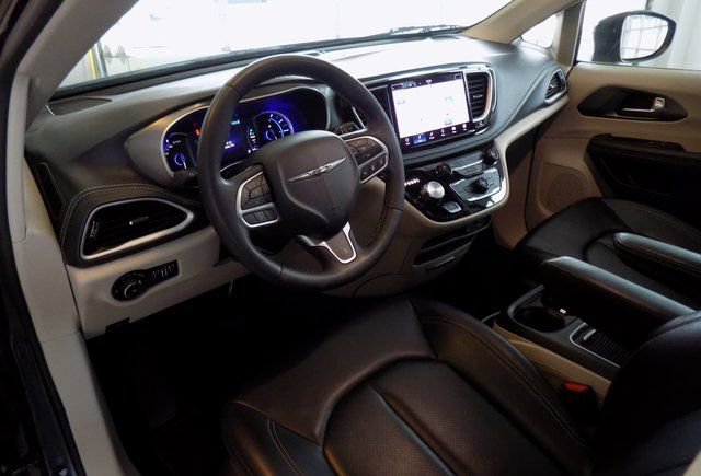 Used 2023 Chrysler Pacifica Touring-L FWD image 12