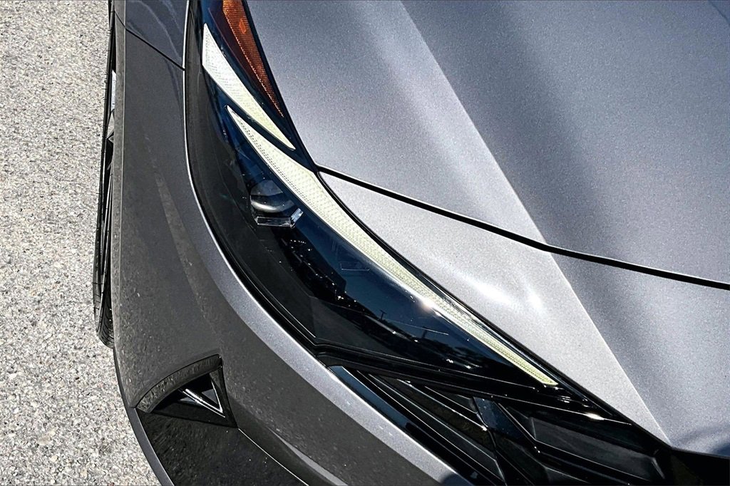 Used 2022 Hyundai Elantra Limited image 12