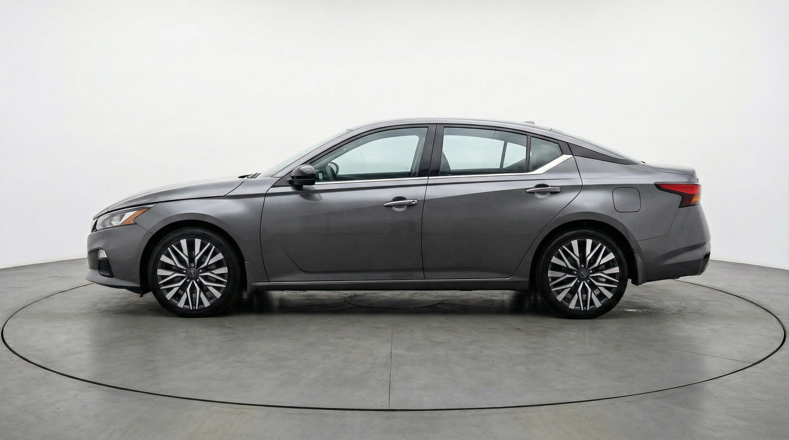 Used 2025 Nissan Altima 2.5 SV image 5