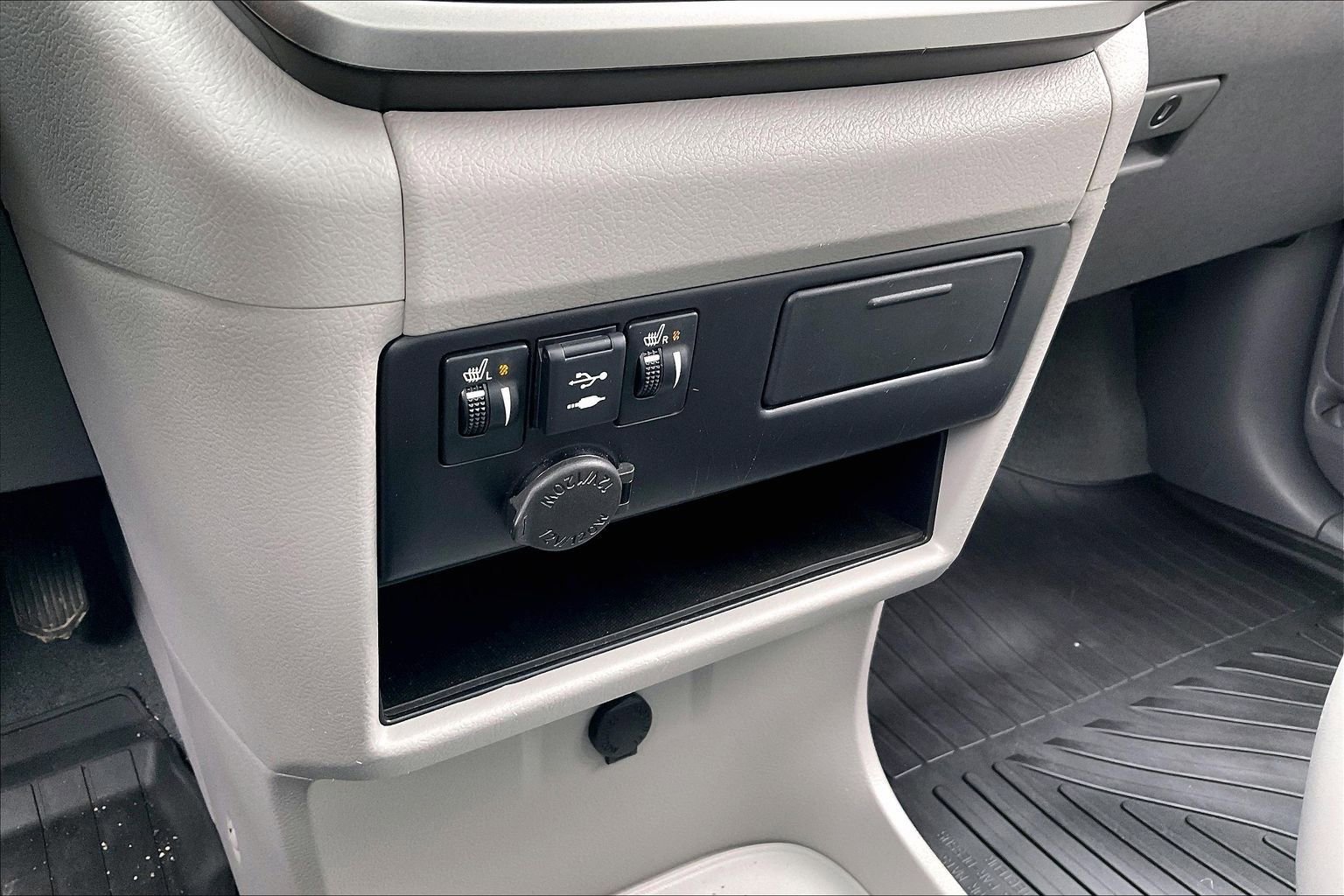 Used 2020 Toyota Sienna XLE w/ XLE Navigation Package image 25