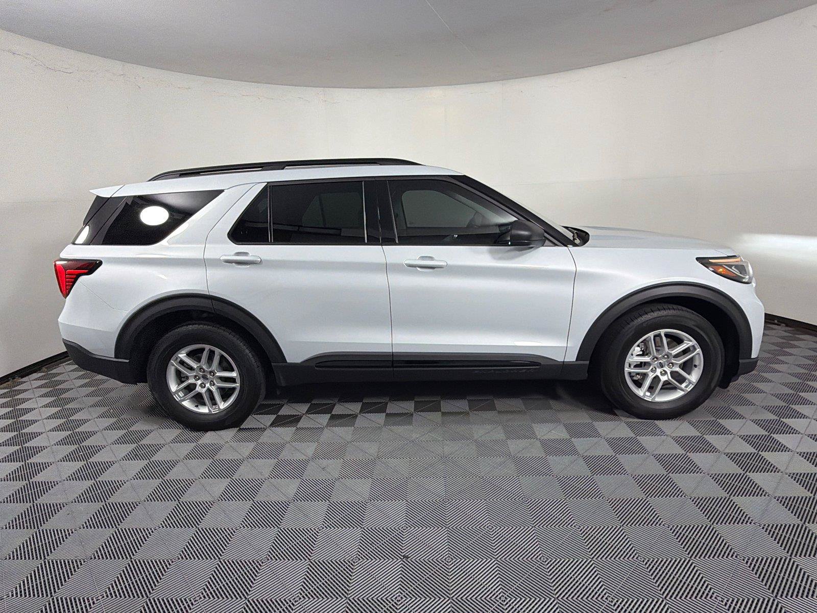 Used 2026 Ford Explorer Active RWD image 8