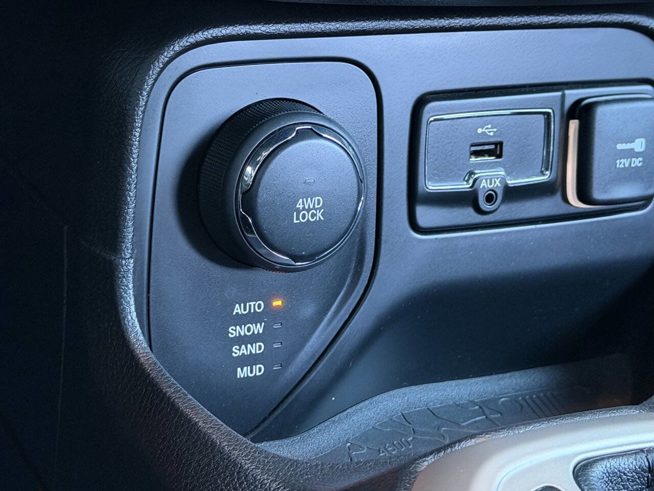 Used 2017 Jeep Renegade Latitude w/ Cold Weather Group AWD/4WD image 28