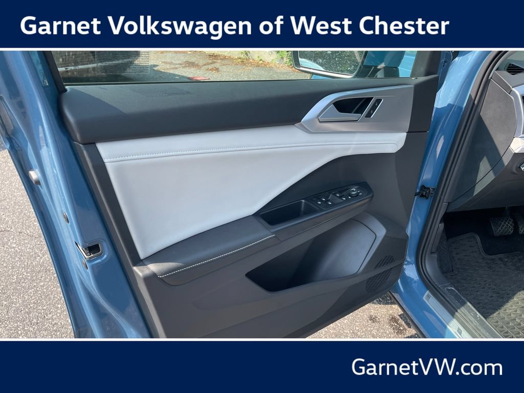 Certified 2025 Volkswagen Taos SE w/ Panoramic Sunroof Package AWD/4WD image 10