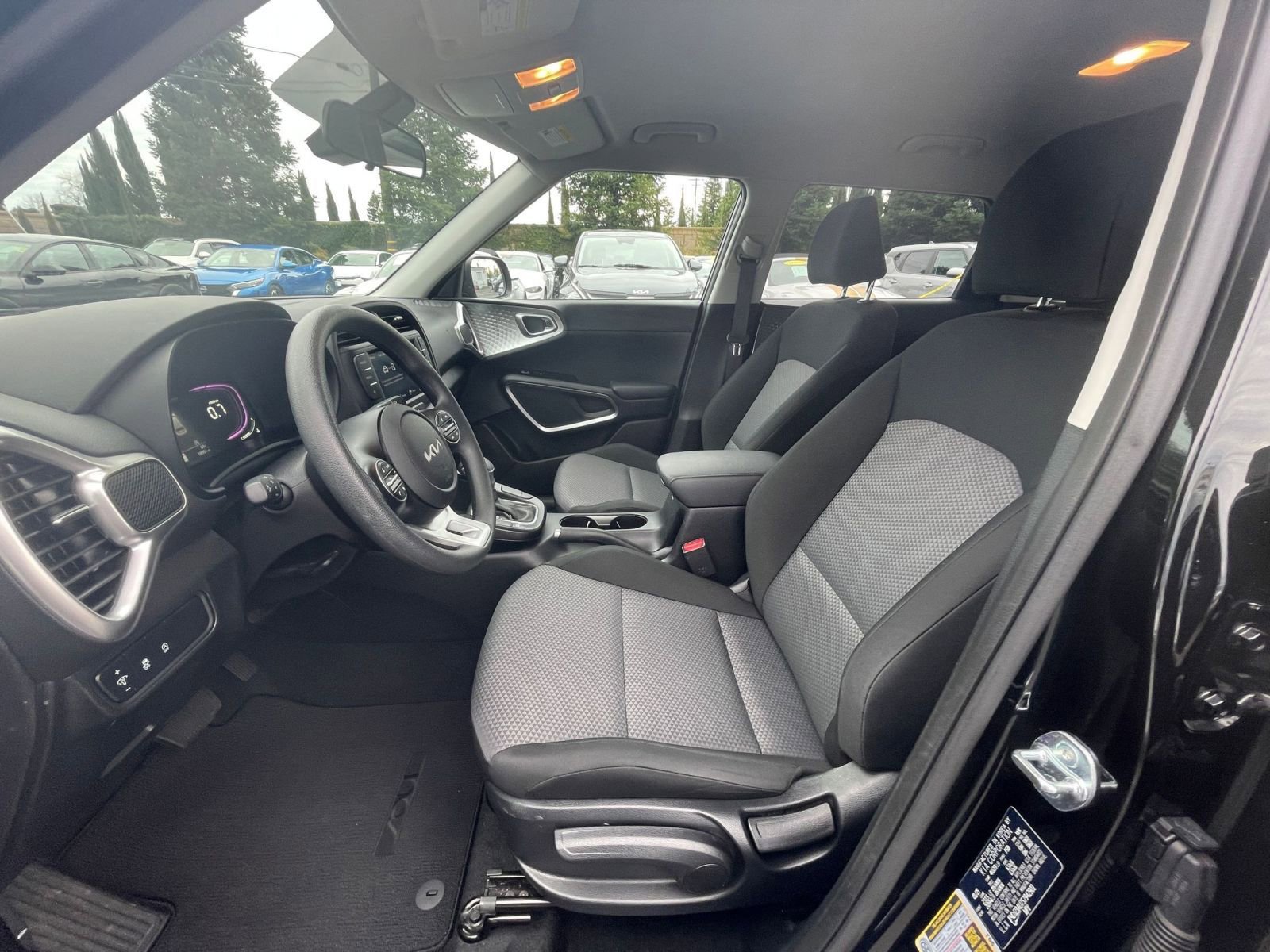 Used 2025 Kia Soul LX w/ LX Technology Package FWD image 22