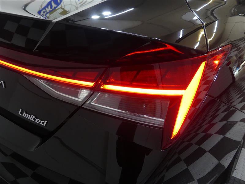 Used 2022 Hyundai Elantra Limited image 16