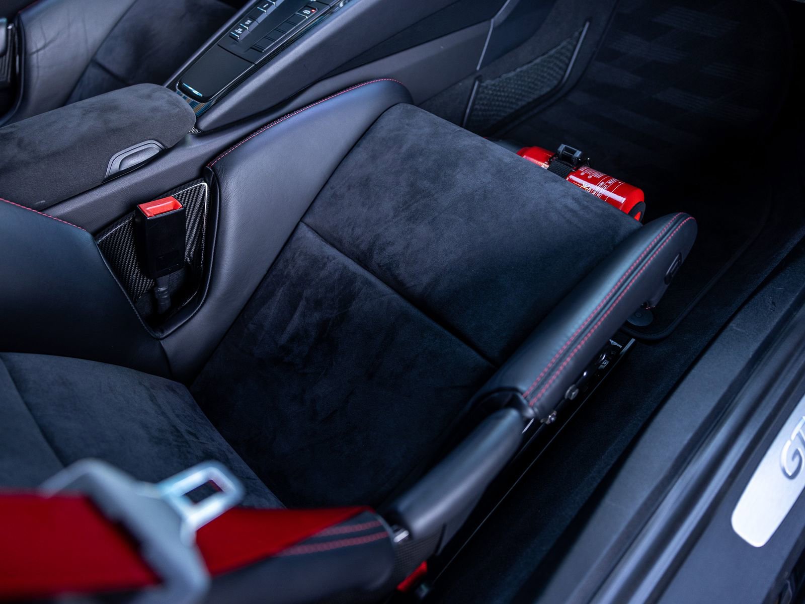 Certified 2016 Porsche Cayman GT4 RWD image 49