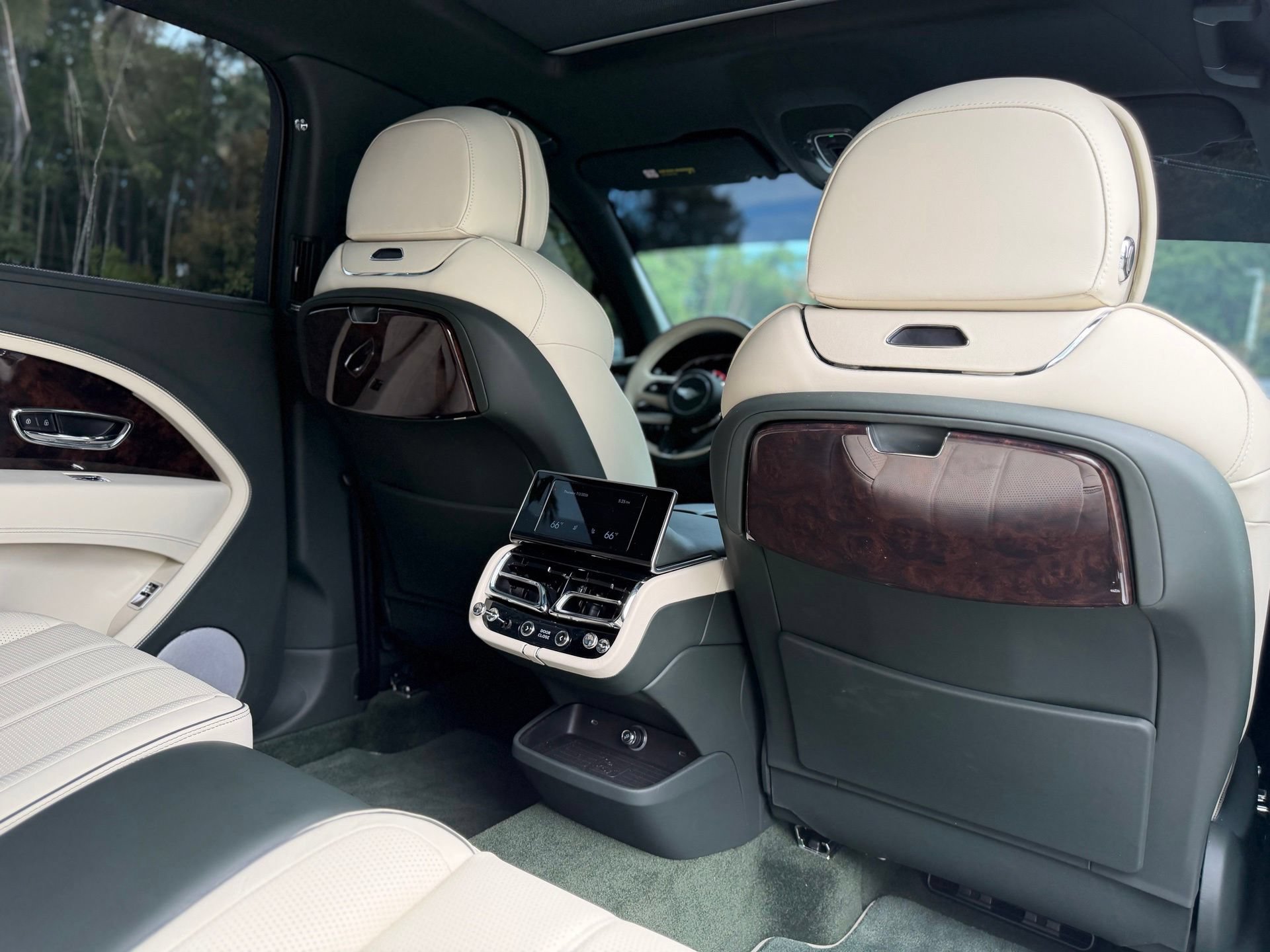 Certified 2024 Bentley Bentayga Extended Wheelbase AWD/4WD image 34