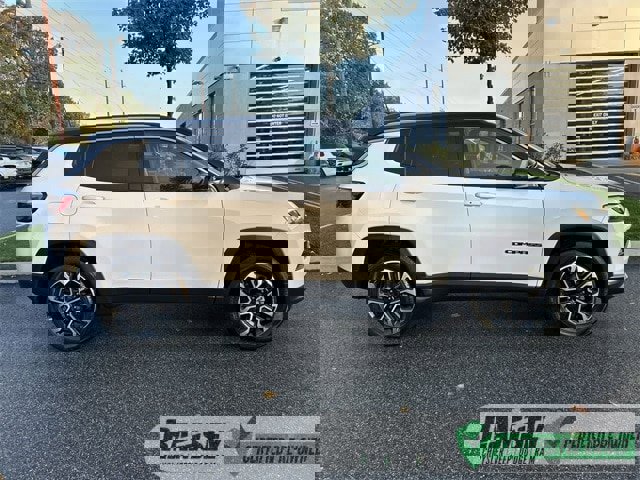 Certified 2022 Jeep Compass Limited image 9