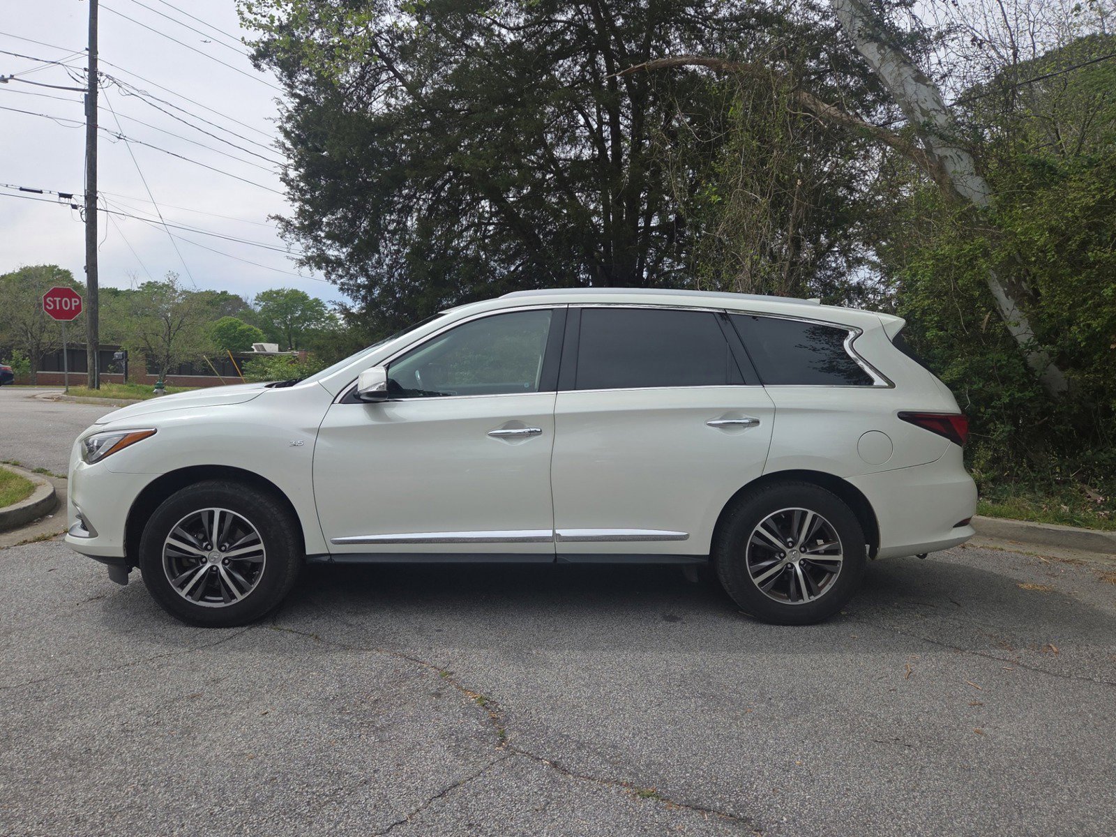 Used 2016 INFINITI QX60 AWD w/ Premium Package image 2