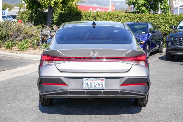 Certified 2024 Hyundai Elantra SE FWD image 8