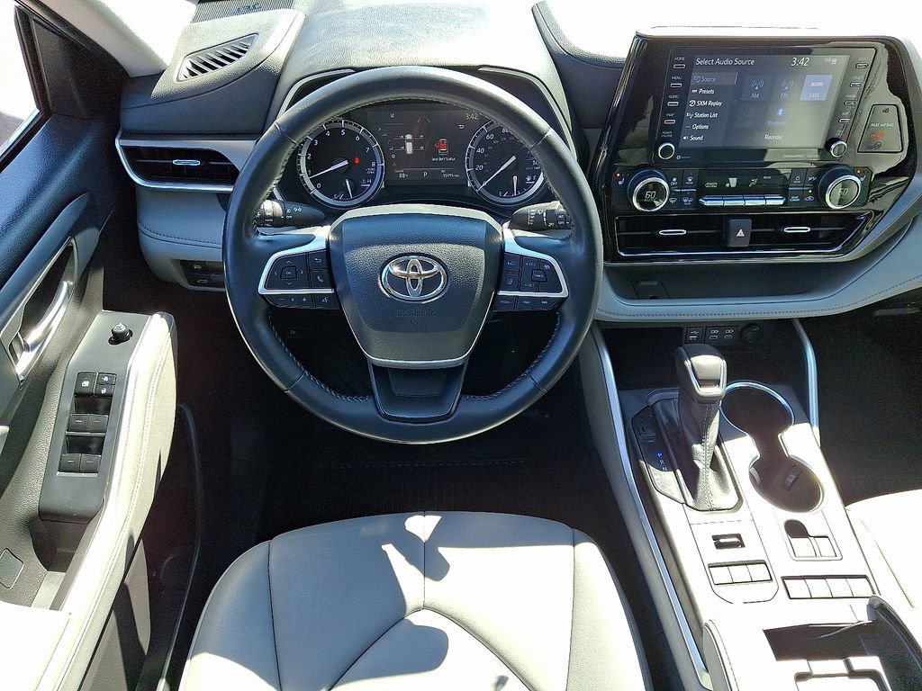 Used 2022 Toyota Highlander XLE AWD/4WD image 12