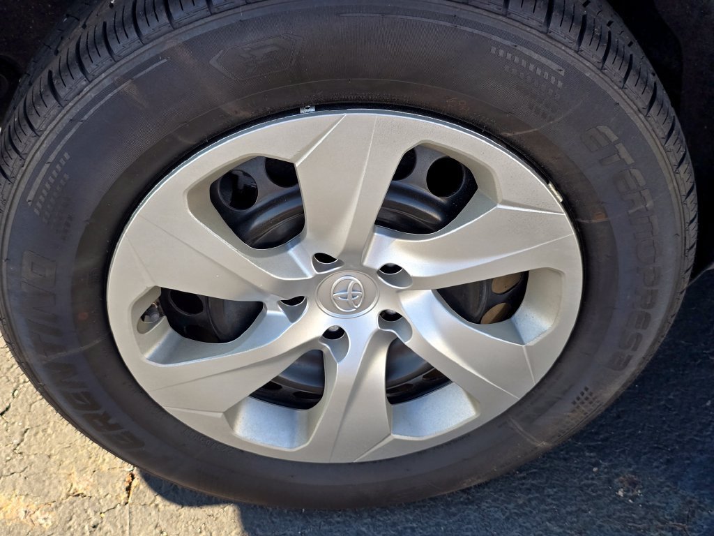 Used 2021 Toyota RAV4 LE AWD/4WD image 9