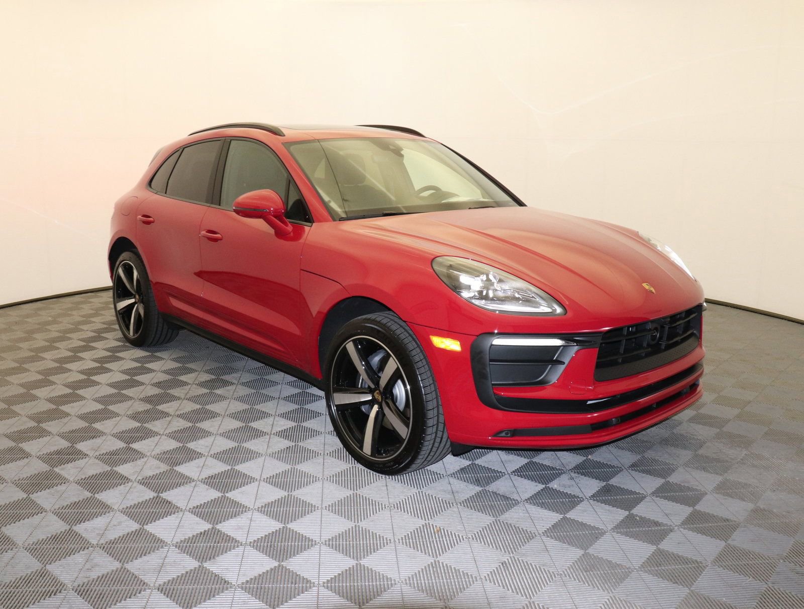 Used 2025 Porsche Macan image 9