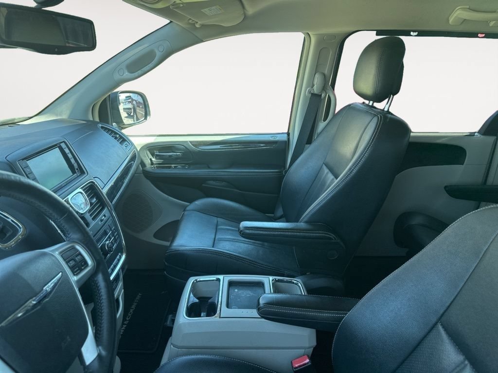 Used 2014 Chrysler Town & Country Touring-L w/ Driver Convenience Group FWD image 10