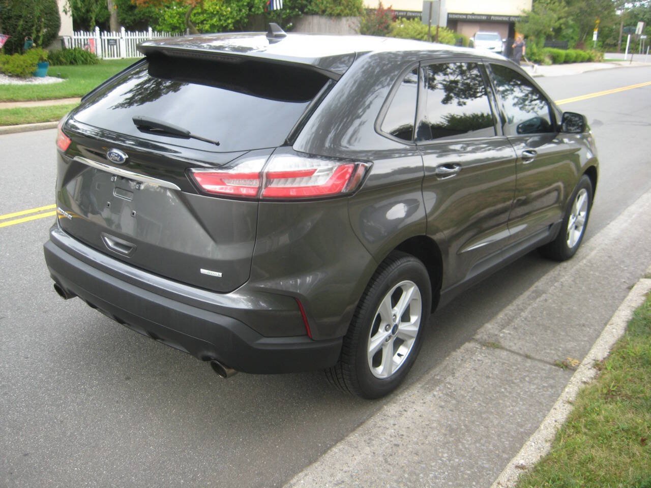 Used 2019 Ford Edge SE FWD image 3