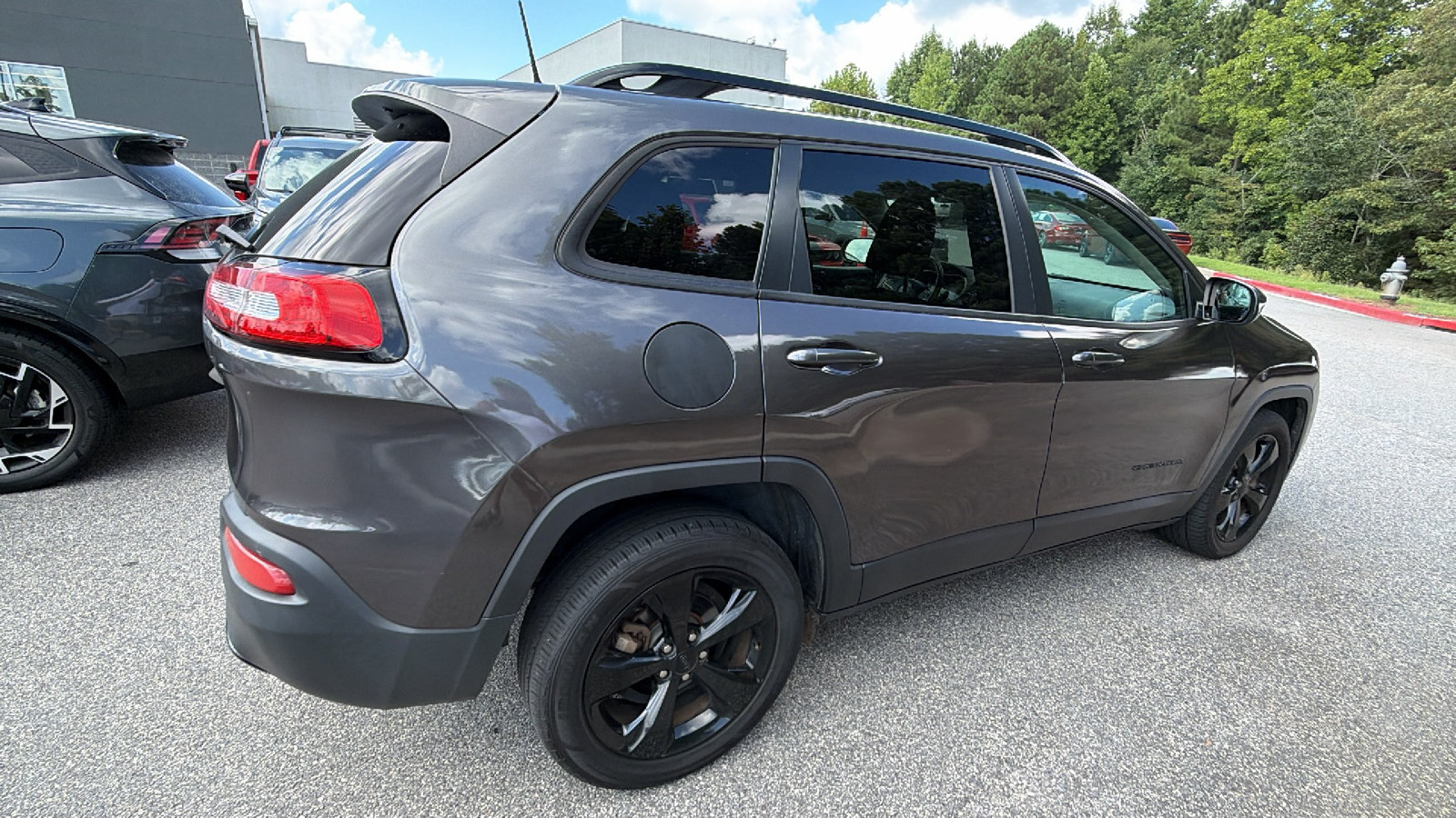 Used 2018 Jeep Cherokee Latitude w/ Altitude Package FWD image 8