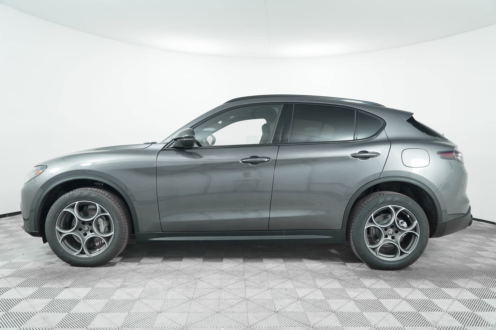 New 2025 Alfa Romeo Stelvio Sprint image 4