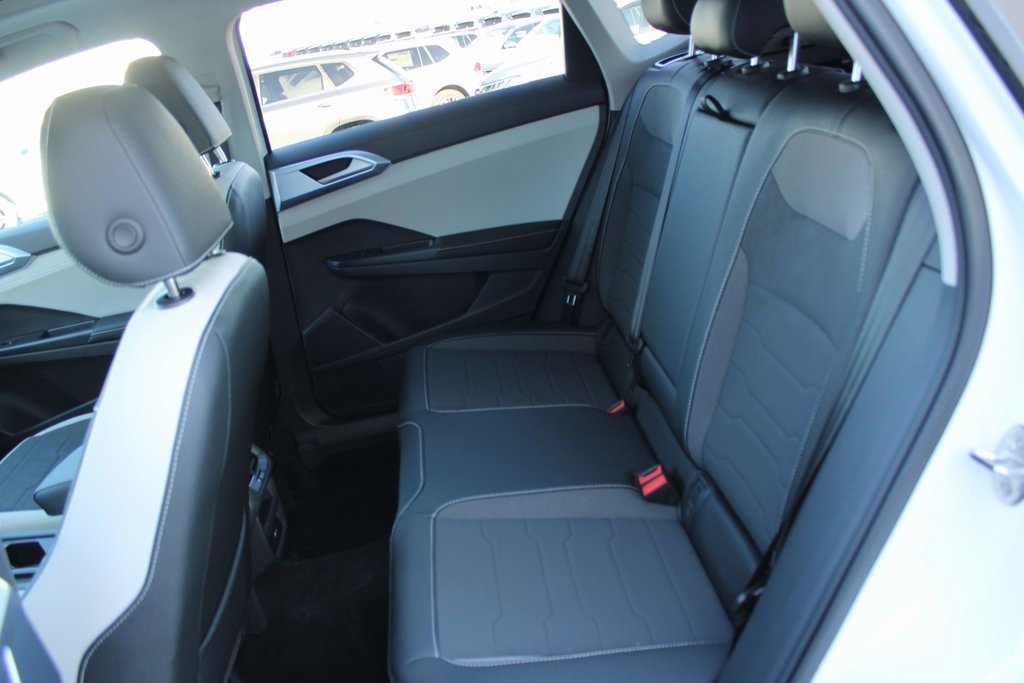 Certified 2025 Volkswagen Taos SE image 19