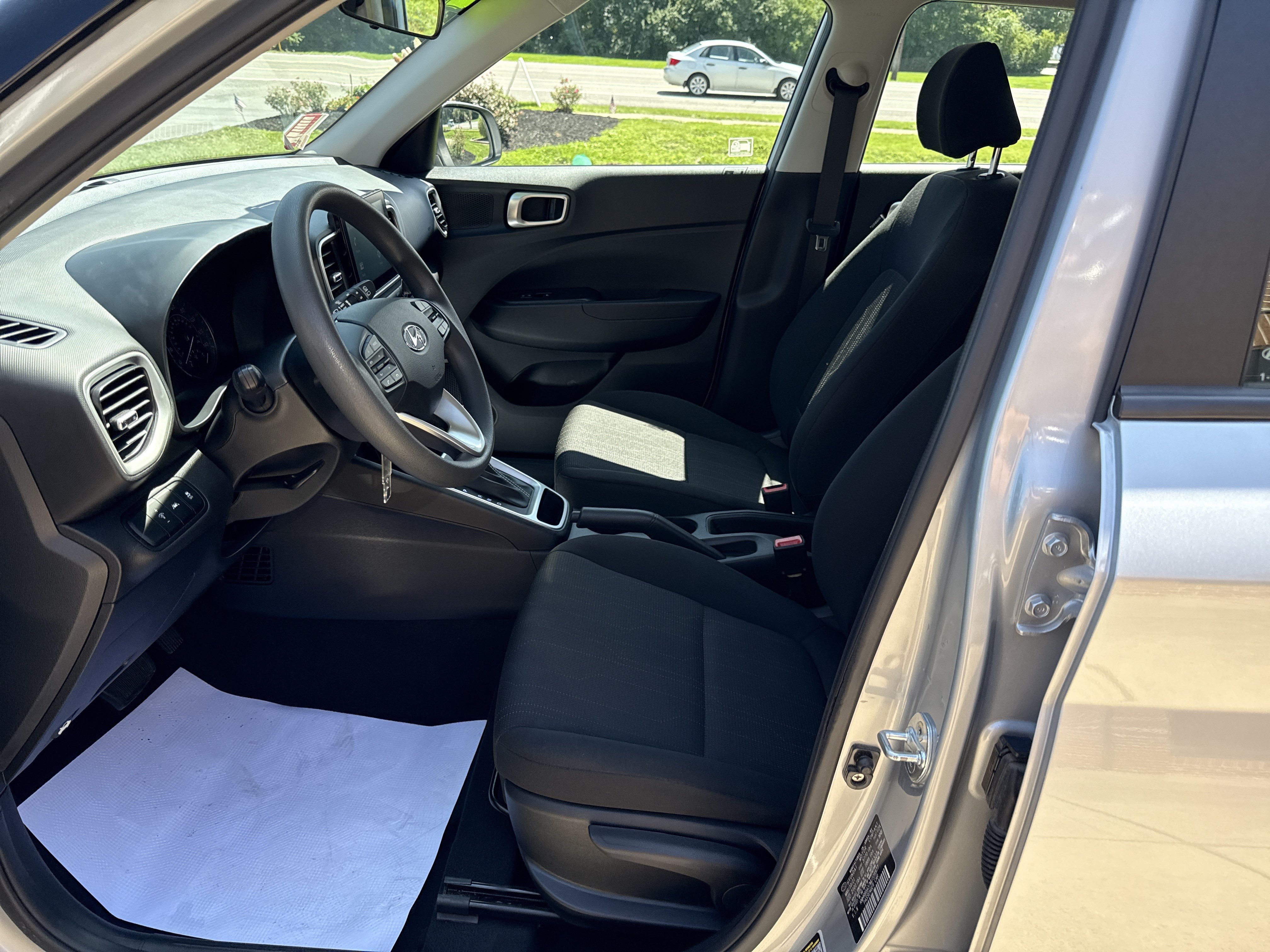 Used 2021 Hyundai Venue SE FWD image 12
