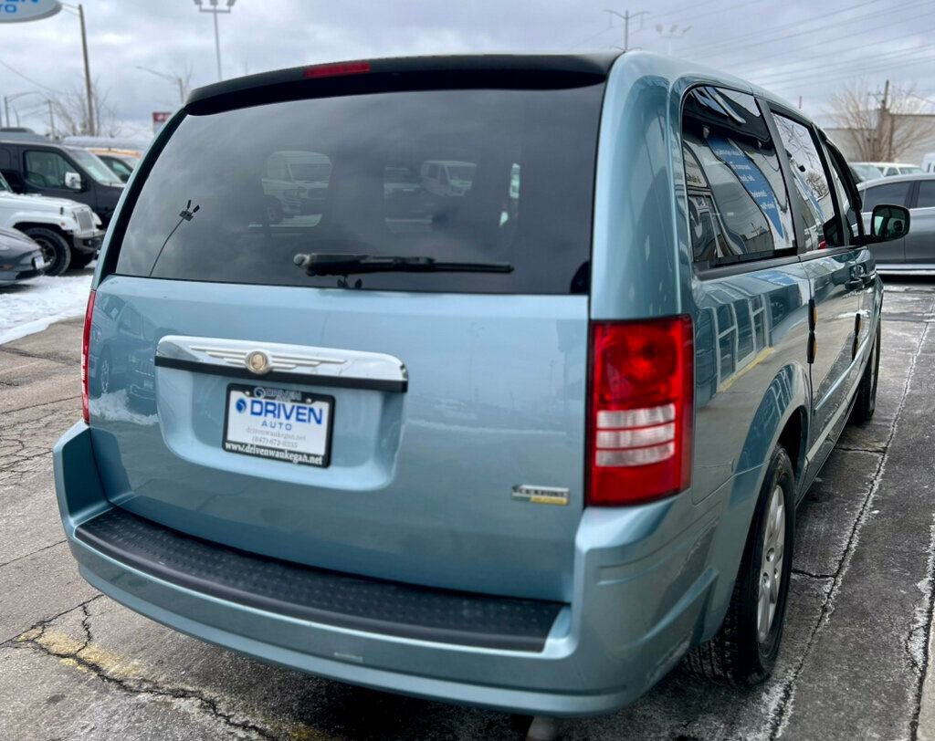 Used 2008 Chrysler Town & Country LX image 5