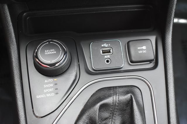 Used 2021 Jeep Cherokee Latitude Plus AWD/4WD image 32
