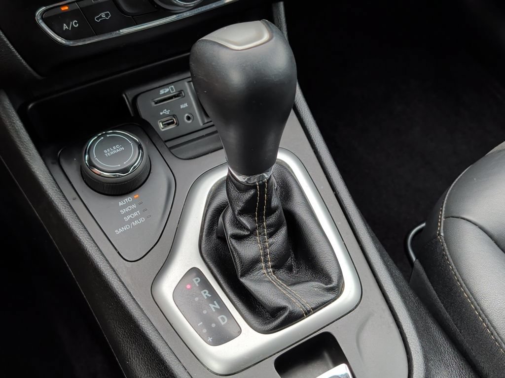 Used 2018 Jeep Cherokee Latitude Plus w/ Cold Weather Group AWD/4WD image 24