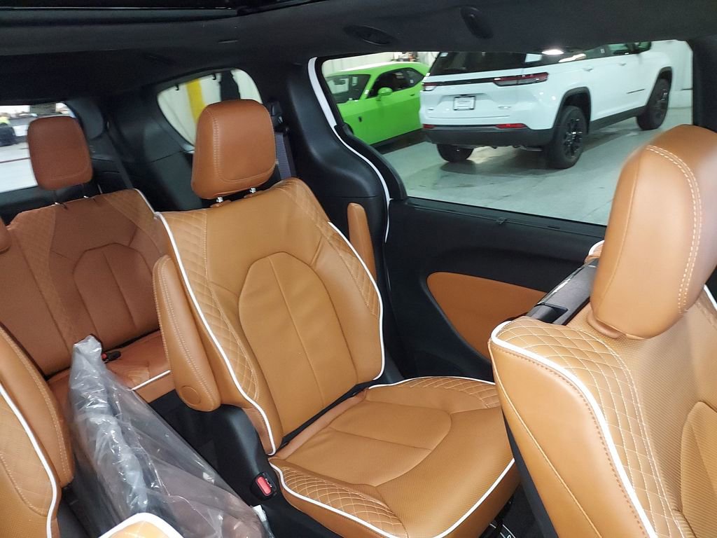 New 2026 Chrysler Pacifica Pinnacle w/ Trailer Tow Group image 14