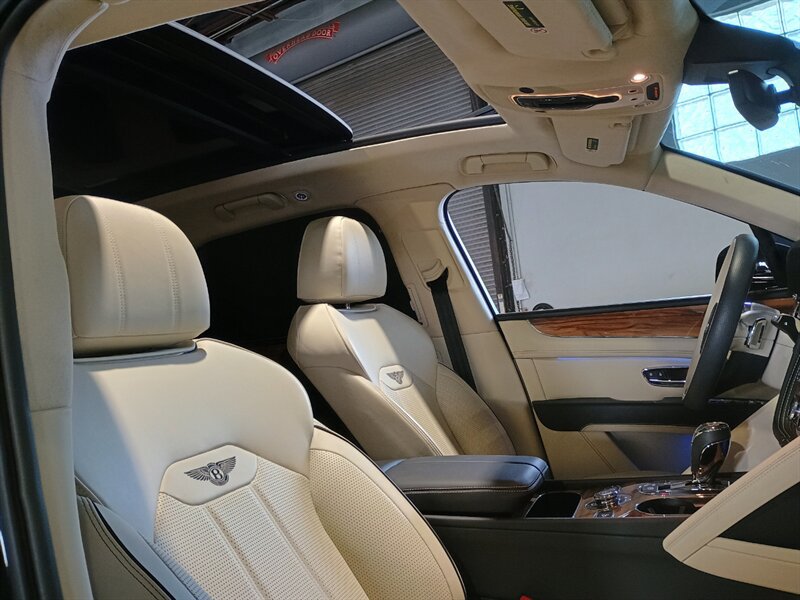 Used 2023 Bentley Bentayga AWD/4WD image 38