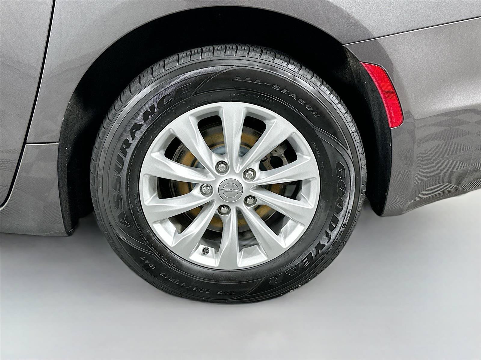 Used 2017 Chrysler Pacifica Touring-L FWD image 31