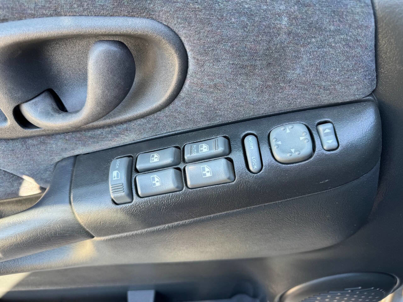 Used 2001 Chevrolet Blazer LS w/ Preferred Equipment Group image 18