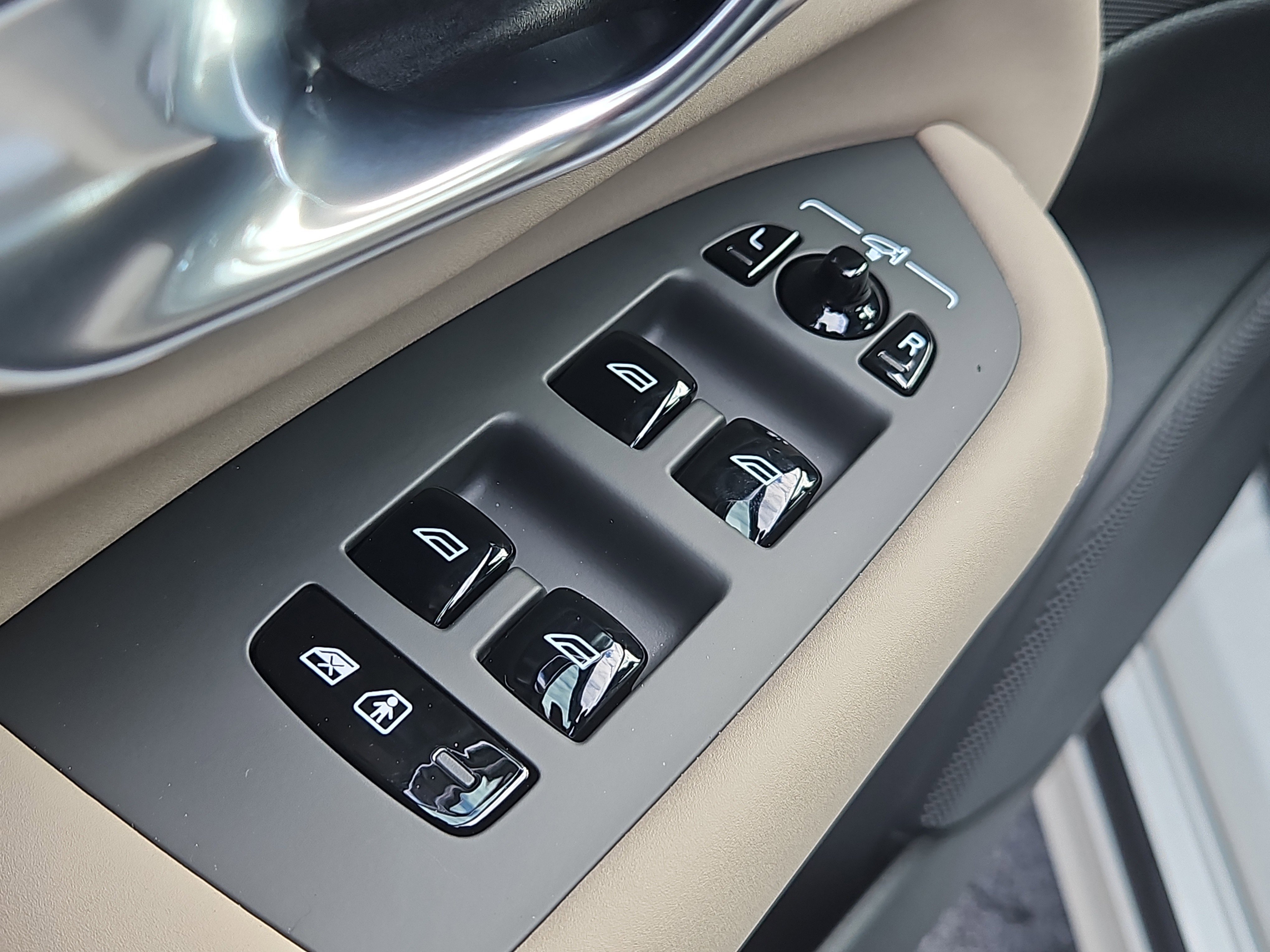 New 2026 Volvo XC90 B6 Plus w/ Protection Package Premier image 18