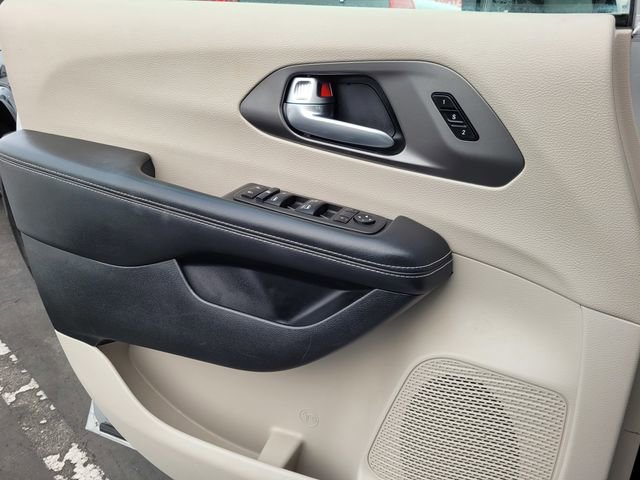 Used 2024 Chrysler Pacifica Touring-L image 14