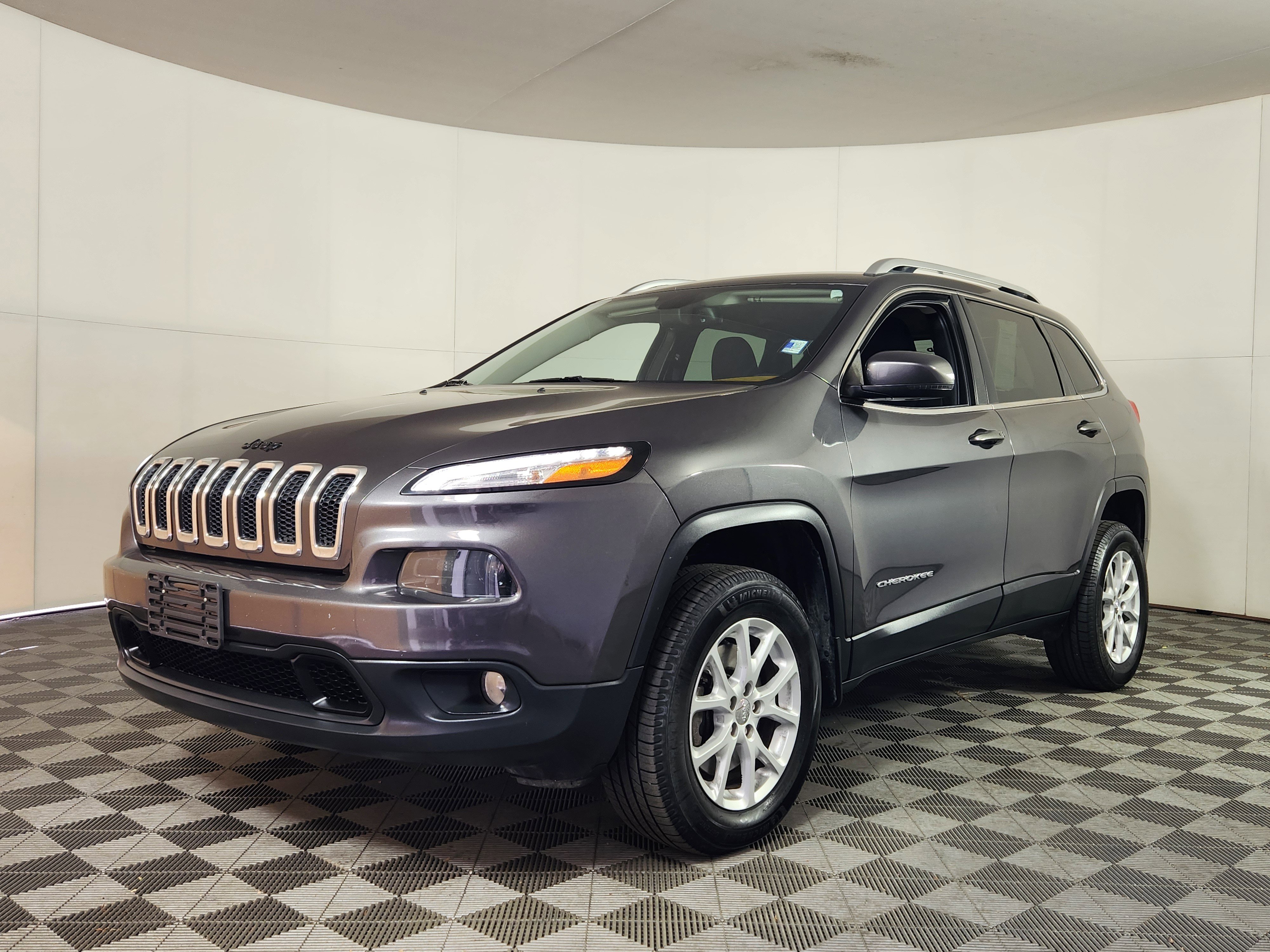 Used 2017 Jeep Cherokee Latitude w/ Comfort/Convenience Group image 3