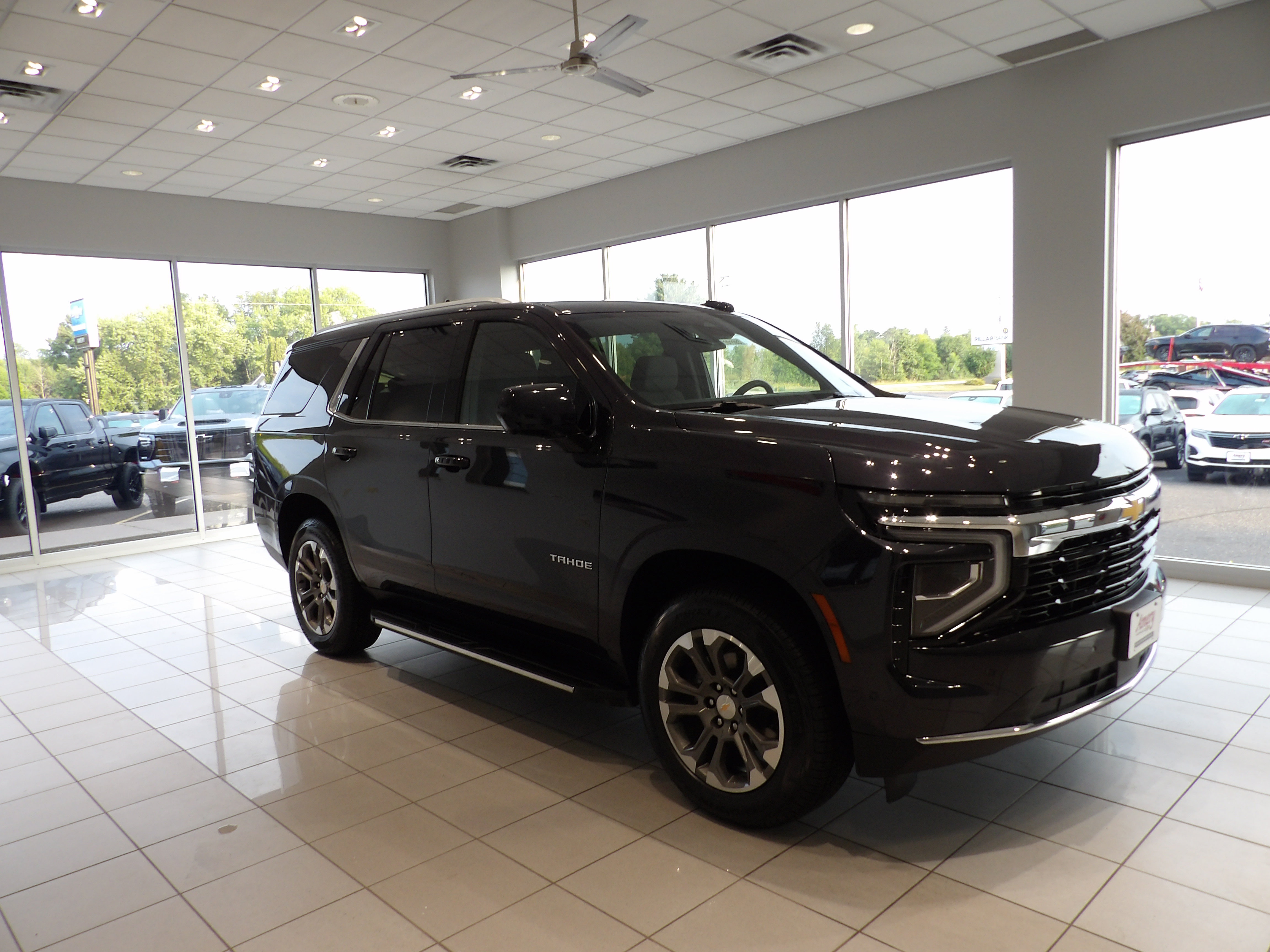 Used 2025 Chevrolet Tahoe LS AWD/4WD image 3