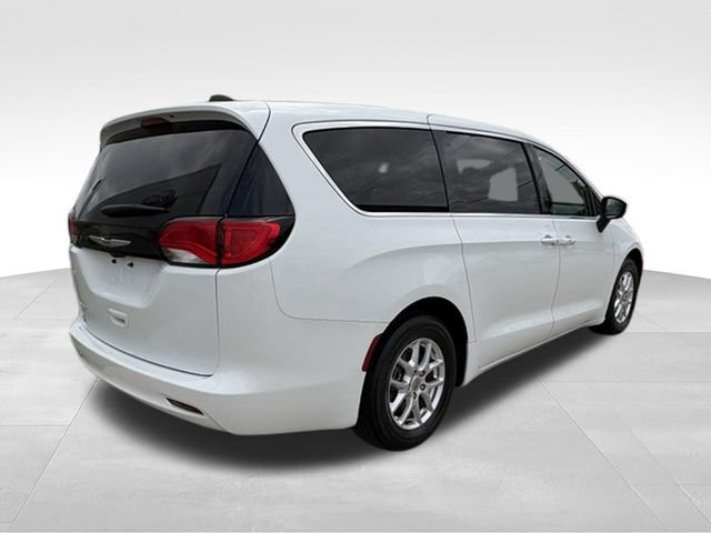 Used 2023 Chrysler Voyager LX FWD image 17