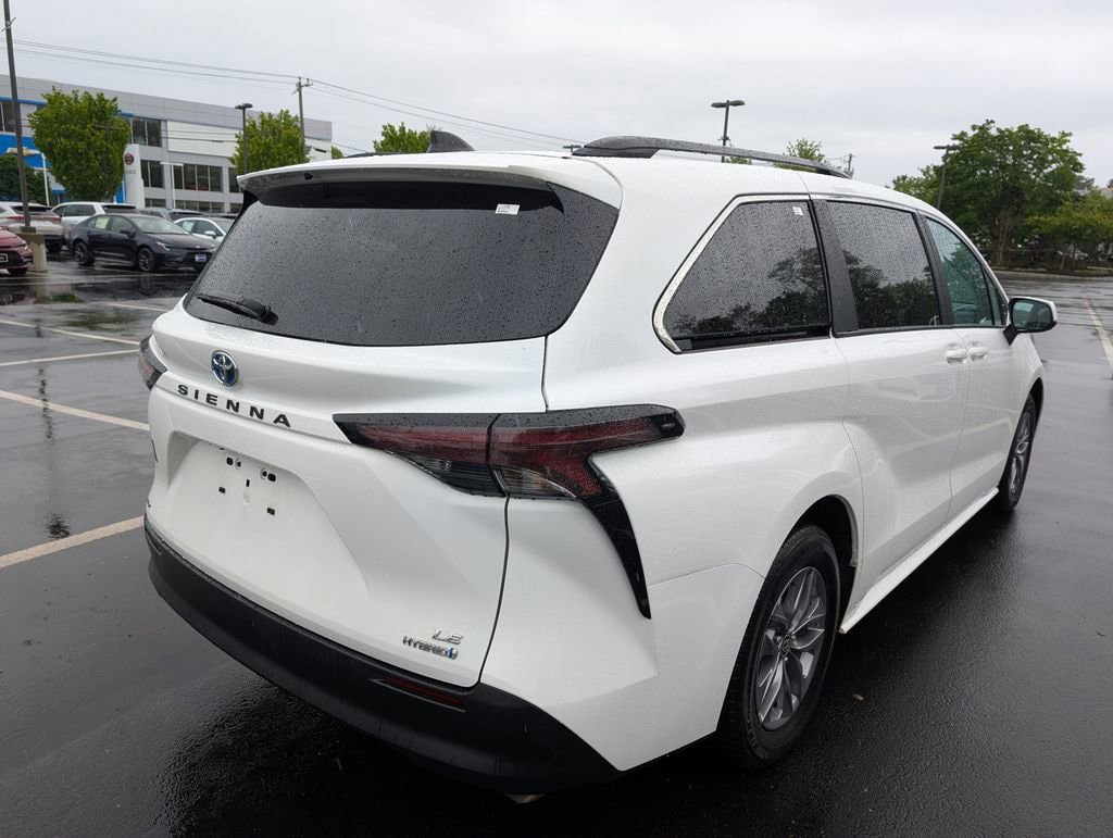 Certified 2024 Toyota Sienna LE w/ LE Plus Package AWD/4WD image 7